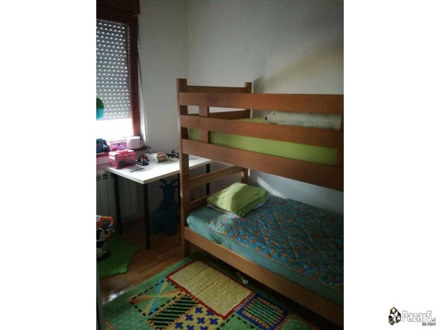 Се издава трособен стан во реонски центар Аеродром