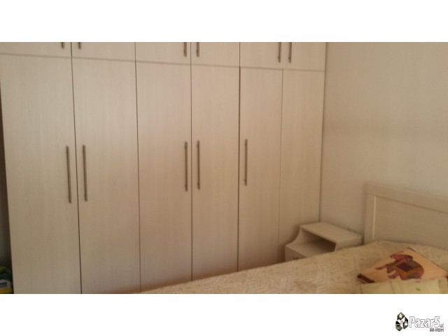 се изнајмува целосно наместен стан