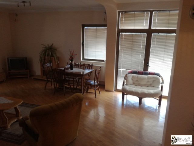 продавам издава куќа