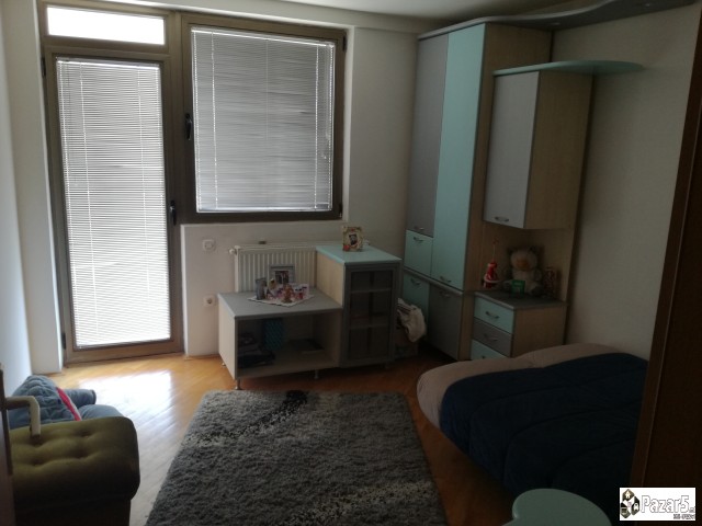 продавам издава куќа