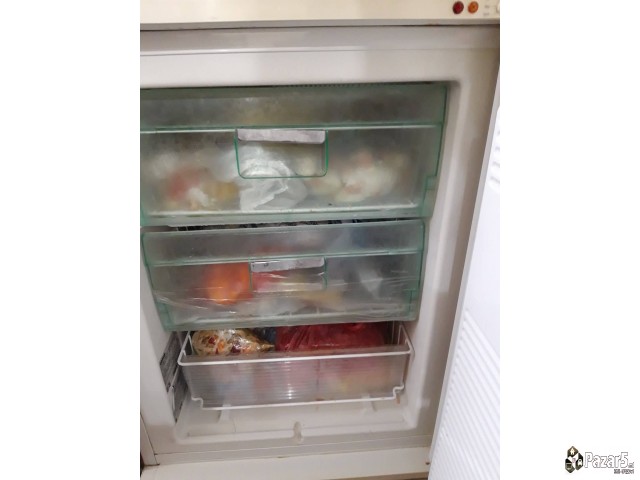 Продавам мал замрзнувач