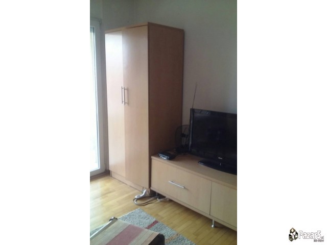 СЕ ИЗДАВА ГАРСОЊЕРА ВО КАРПОШ