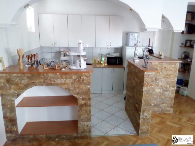 УКРАСНИ ПЛОЧКИ ОД МЕРМЕР И ТРАВЕРТИН