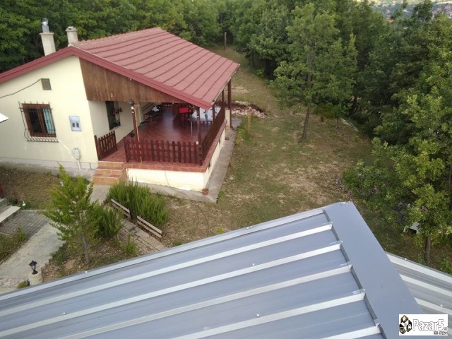 Atraktiven Plac So Dva Funkcionalni Objekti