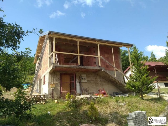 Atraktiven Plac So Dva Funkcionalni Objekti