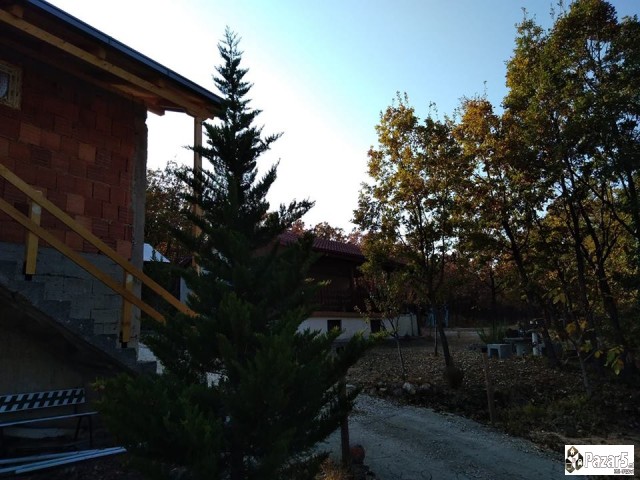 Atraktiven Plac So Dva Funkcionalni Objekti