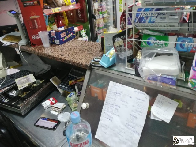 Итно продавам шанк со разладна витрина