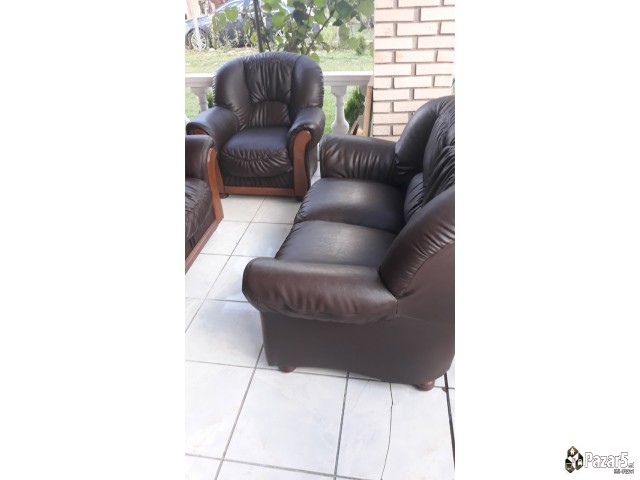 Prodavam Garnitura Za Sedenje