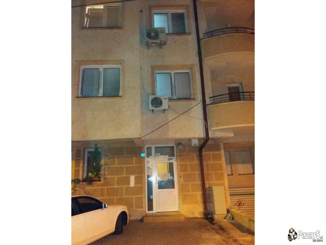 Izdavam Namesten Stan Pozadi Univerzalna Sala