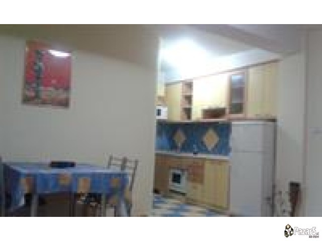 Izdavam Namesten Stan Pozadi Univerzalna Sala