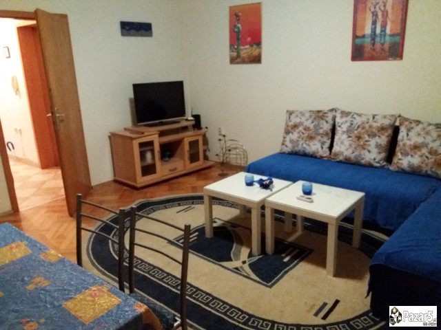 Izdavam Namesten Stan Pozadi Univerzalna Sala