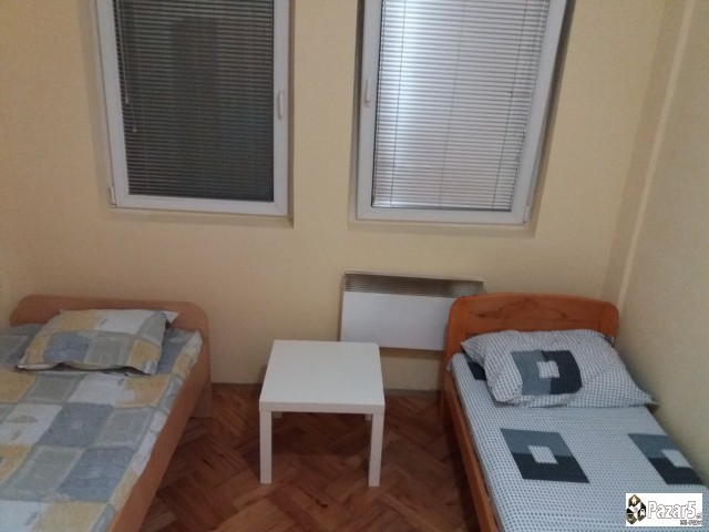 Izdavam Namesten Stan Pozadi Univerzalna Sala