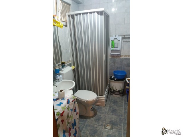 Izdavam Namesten Stan Pozadi Univerzalna Sala