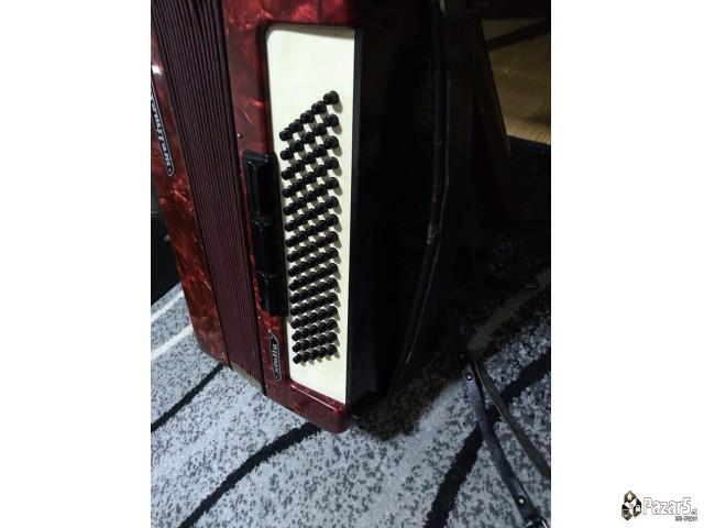 Продавам Синтисајзер и Хармоника