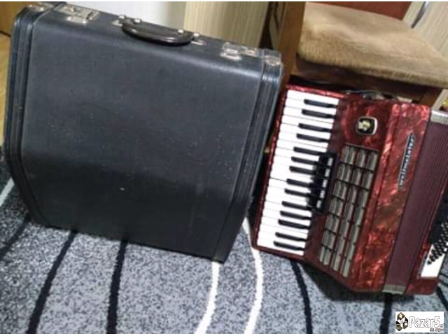Продавам Синтисајзер и Хармоника