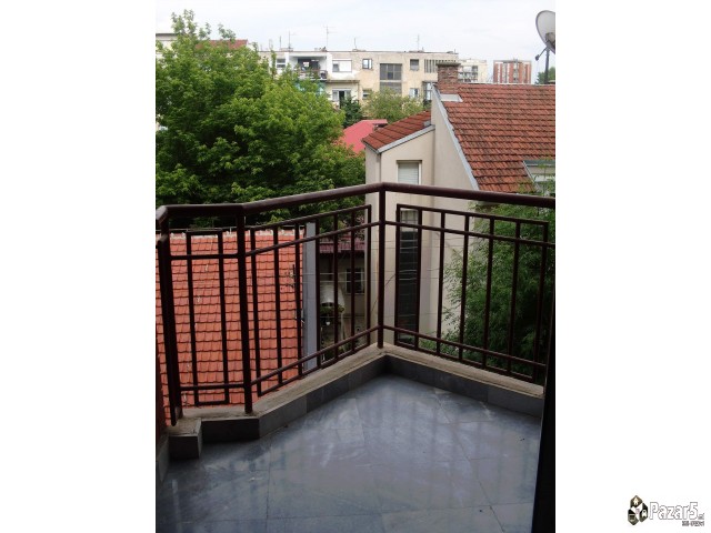 Се издава стан во Ценар