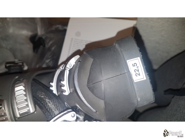 Зимска опрема-скии