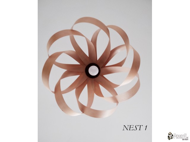 Дрвен лустер од бука кој создаваа уникатни сенки н