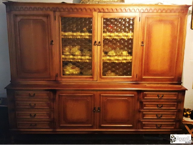 Продавам креденец од масивно дрво.