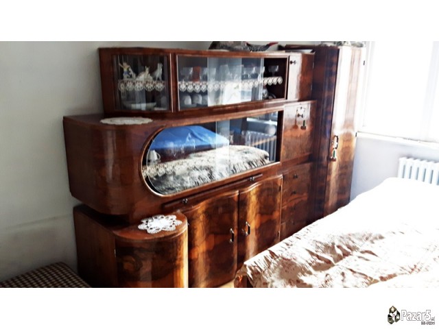 Продавам креденец