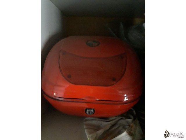 Се продава нов куфер за мотор веспа!!!