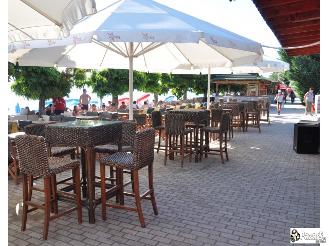 Барам шанкери и келнери за работа на Плажа Немо во