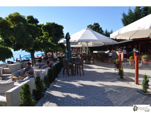 Барам шанкери и келнери за работа на Плажа Немо во