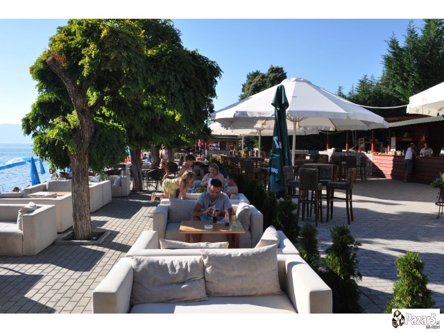 Барам шанкери и келнери за работа на Плажа Немо во