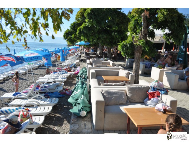 Барам шанкери и келнери за работа на Плажа Немо во