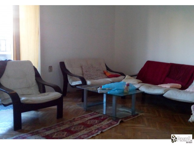 Izdavam Trosoben Stan,centar-gradski Zid