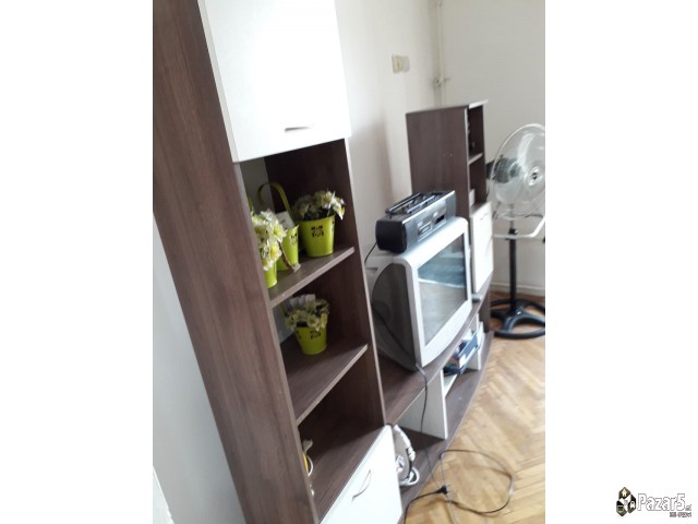 Izdavam Trosoben Stan,centar-gradski Zid