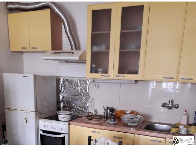 Izdavam Trosoben Stan,centar-gradski Zid