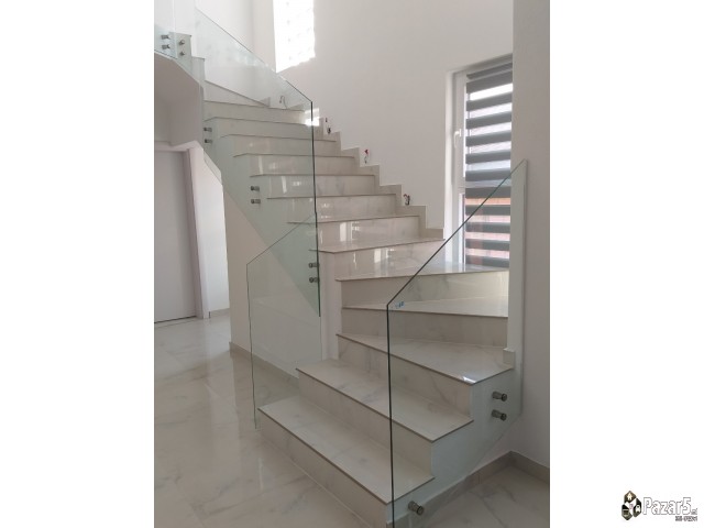 Montaza Na Aluminiumski I Stakleni Ogradi