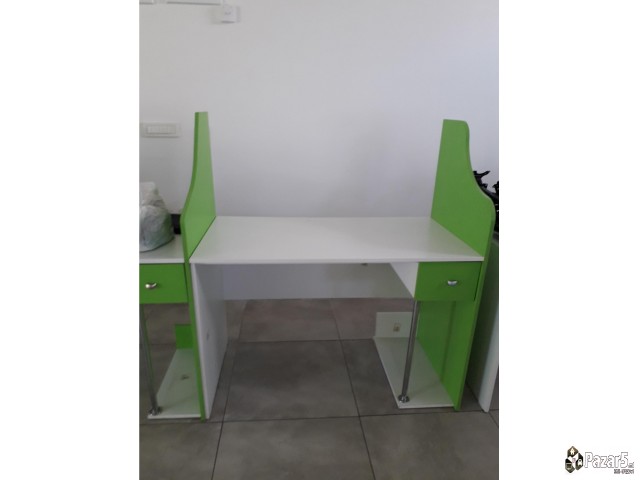 Компјутерско биро со преграда