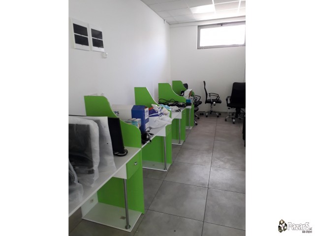 Компјутерско биро со преграда