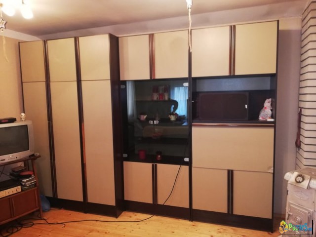 Prodavam Plakar So Vitrina I Mesto Za Tv.