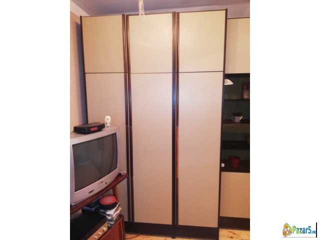 Prodavam Plakar So Vitrina I Mesto Za Tv.