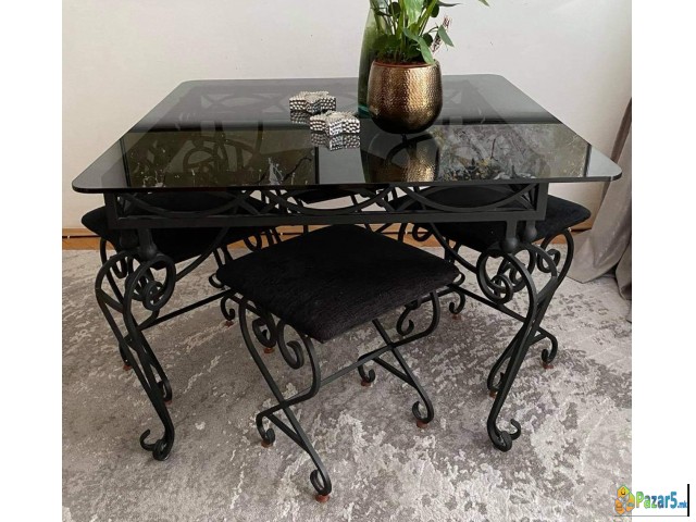 Трпезариска маса и столчиња