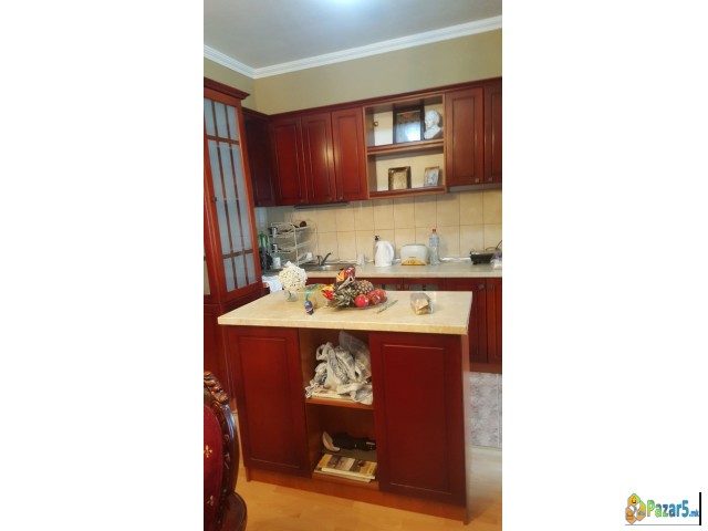 СЕ ПРОДАВА ТРОСОБЕН СТАН ВО АВТОКОМАНДА