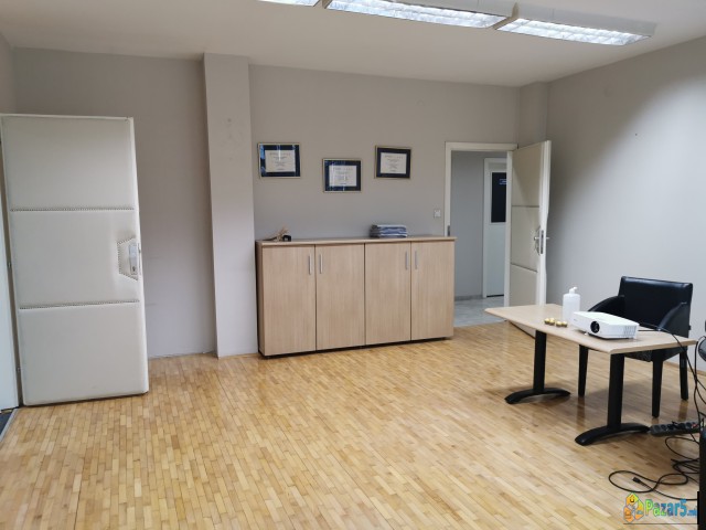 Izdavam Kancelariski Prostorii Vo Staklara