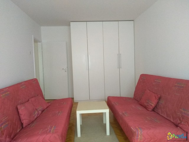 Издавам двособен стан во Карпош 4