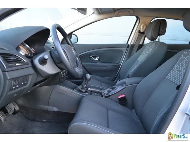 Продавам Рено Меган 2012 година