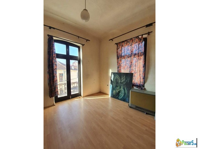 ЕКСКЛУЗИВНО!  Се издава куќа во строгиот центар на