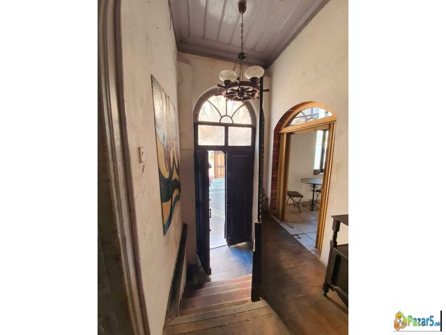 ЕКСКЛУЗИВНО!  Се издава куќа во строгиот центар на