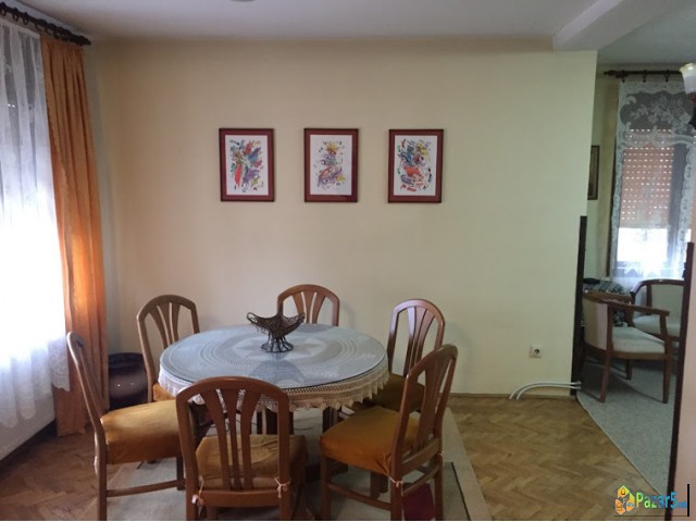 Se Prodava Trapezariska Masa I Stolici