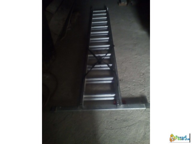 Продавам дводелна словенска  алуминиумска скала