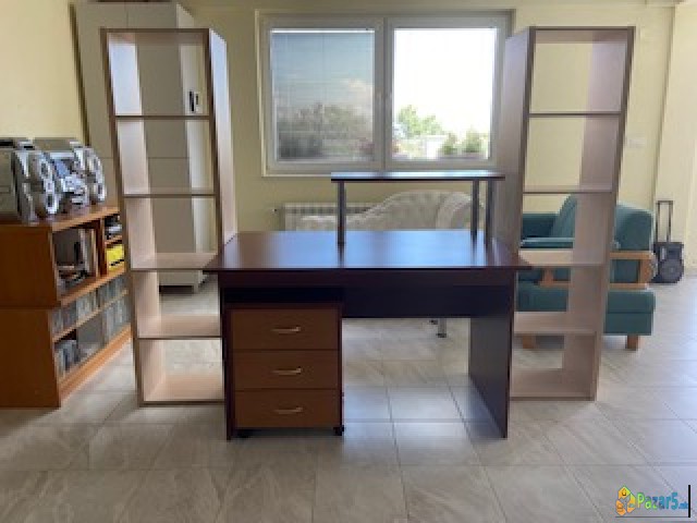 Компјутерско биро со фиоки и полици