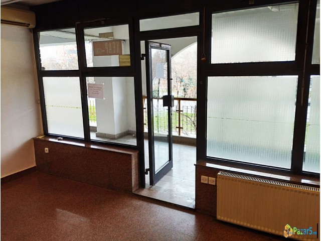 Izdavam Lokal Vednas Pozadi Nova Zeleznicka Stanic