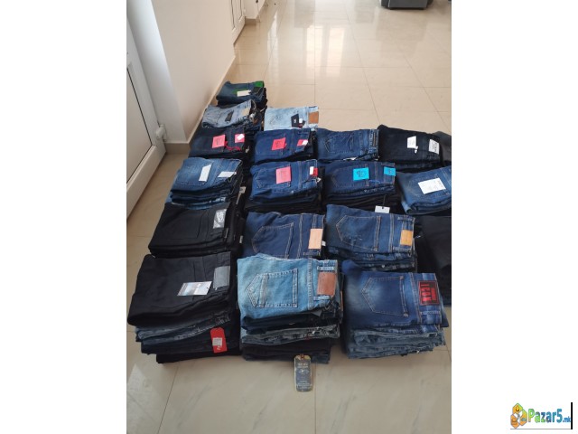 Се продаваат на големо машки фармерки