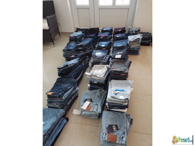 Се продаваат на големо машки фармерки